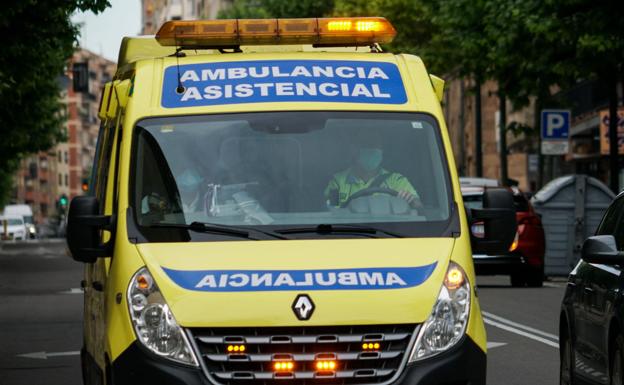 Los bomberos excarcelan a un herido tras salirse de la vía en Espino de la Orbada