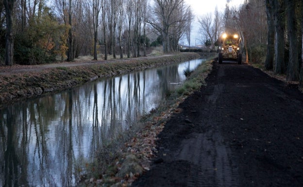 Polémica en Laguna por asfaltar con brea el camino del Canal del Duero