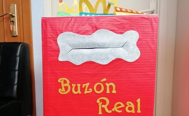 Instalado el 'Buzón Real' en el hall del Ayuntamiento de Alba de Tormes