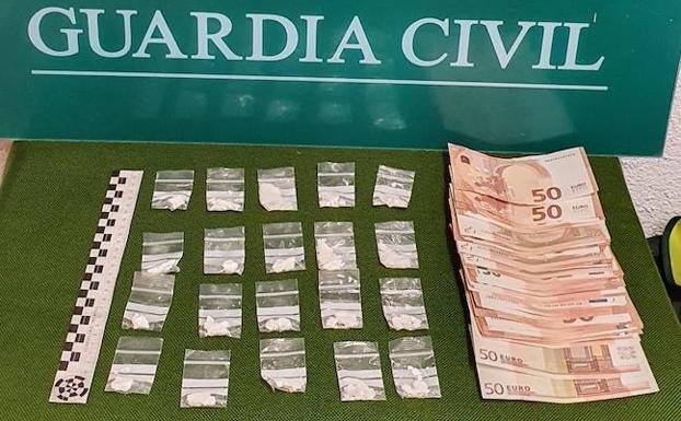 Dos detenidos en un control en El Espinar con veinte papelinas de cocaína ocultas en una mascarilla
