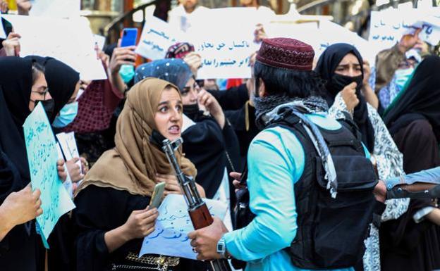 Los talibanes arremeten contra el matrimonio forzado de mujeres