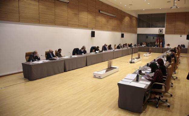 El pleno del Ayuntamiento rechaza la dimisión como concejal y presidente de la Diputación de Javier Iglesias