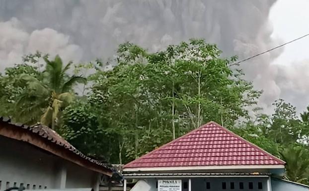 Miles de personas huyen del volcán Semeru en Indonesia