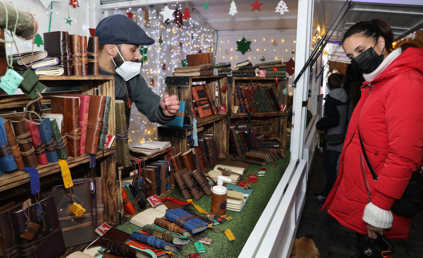 La Navidad envuelve de artesanía la Plaza Mayor de Palencia