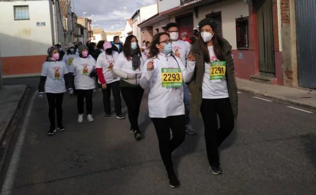 150 andarines participan en la marcha de Villafranca de Duero contra el cáncer
