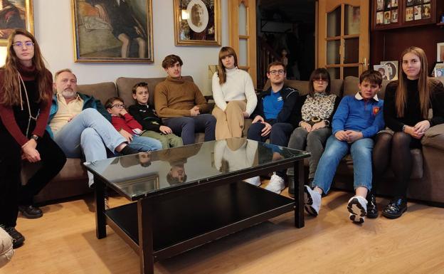 Una familia de ocho niños en Valladolid: «No se quiere más a los hijos cuando les dejas hacer lo que quieren»