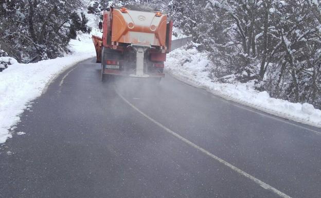 La nieve cierra dos carreteras y obliga a usar cadenas en otras tres de Burgos, León y Palencia