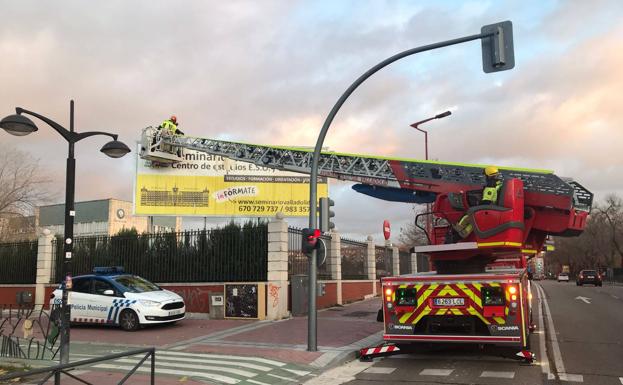 Los Bomberos retiran un panel arrancado por el viento en La Rondilla