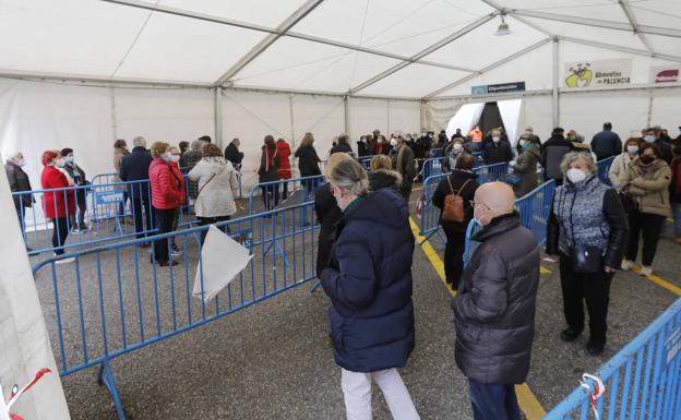 La tercera dosis de vacunación avanza a buen ritmo en Palencia incluso en jornada festiva