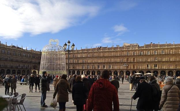 Salamanca y provincia lucen a rebosar de turistas en un puente marcado por el clima