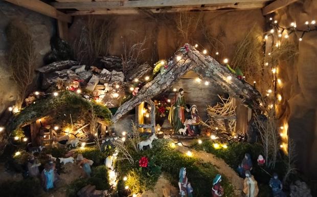 Una exposición de Belenes en diferentes espacios atrae en Mogarraz a los turistas
