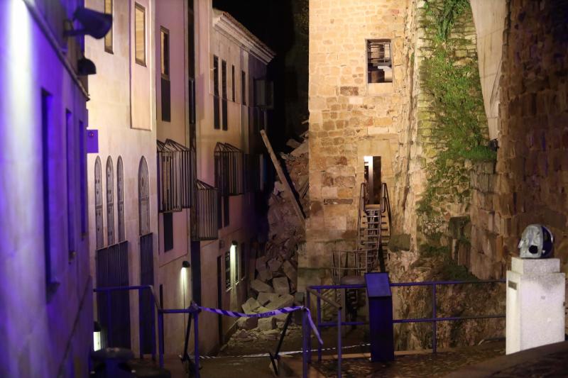 Se derrumba una casa adosada a la muralla junto a la Cueva de Salamanca y la escultura de Pepe Ledesma