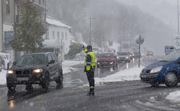 El temporal de nieve afecta a 62 carreteras y puertos de montaña