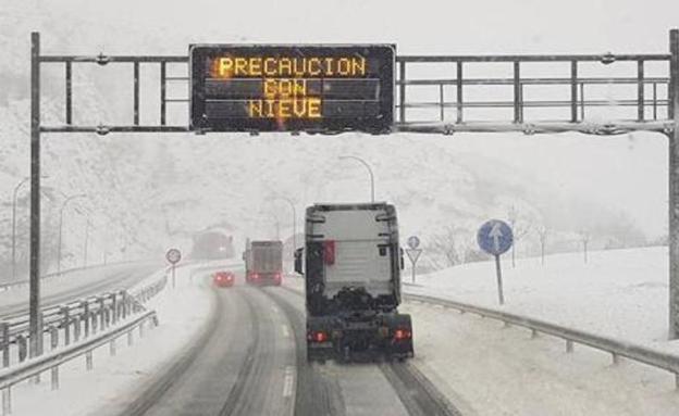 La DGT prohíbe la circulación de camiones por la A-6 en León y pide extremar la precaución por pavimento deslizante