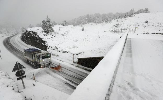 El deshielo y las crecidas de los ríos obligan a cortar una carretera en Burgos