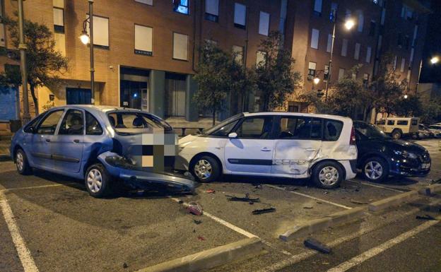 Una conductora ebria impacta contra tres vehículos aparcados frente a la delegación de la Junta en Ponferrada