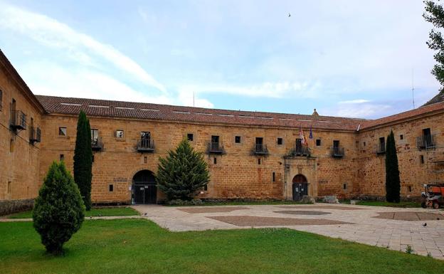 Denuncian que una familia 'negacionista' intenta entrar sin mascarilla al instituto en Aguilar