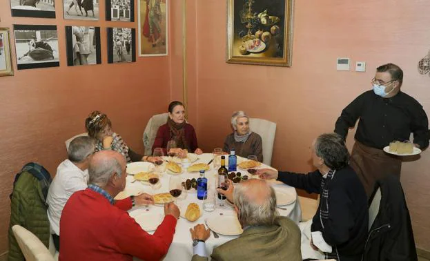 La incertidumbre por la subida de los contagios frena la reserva de comidas y cenas de empresa en Palencia