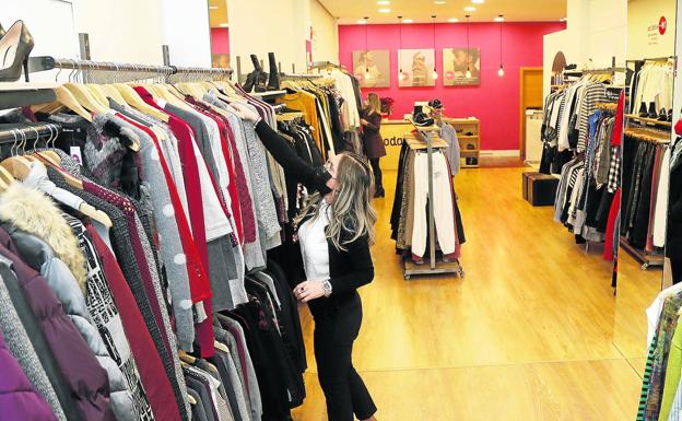 Cáritas inaugura su tienda de segunda mano con 3.000 prendas y cinco empleados en Palencia