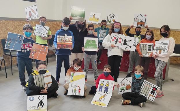 Los niños de Carbajosa colocan nuevos pictogramas en los edificios municipales favoreciendo así la eliminación de barreras