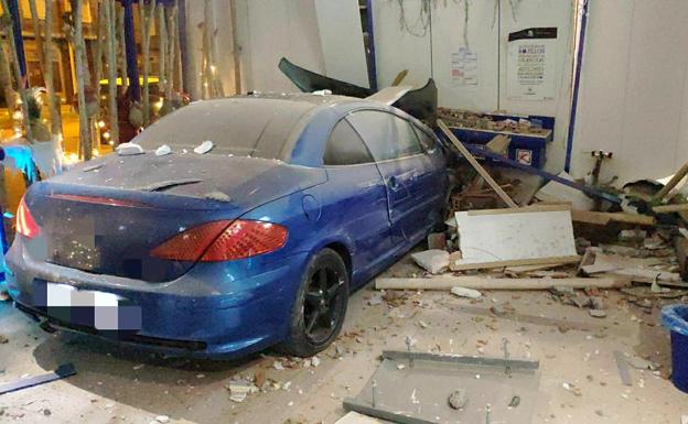 Un conductor ebrio empotra su coche en una administración de lotería de Ponferrada