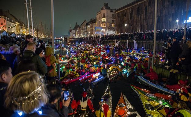 La increíble procesión de kayaks acdornados con luces de Navidad en Dinamarca