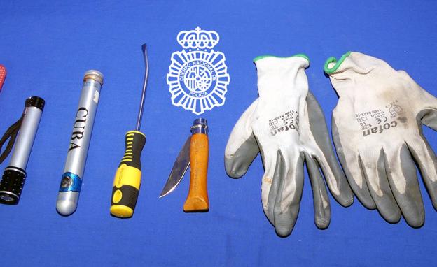 Policía Nacional de Salamanca detiene a una mujer por sustraer efectos de varios vehículos en calles de la ciudad