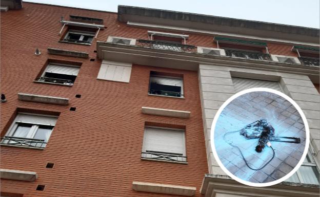 Lanza un calefactor en llamas por la ventana de un tercer piso en Valladolid