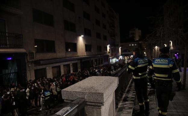 Cuatro detenidos, cien denuncias y varias peleas, balance de la 'No Nochevieja Universitaria' de Salamanca