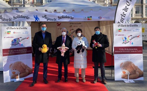 Los primeros rayos de luz en forma de donaciones inauguran la carpa del Juguete Solidario