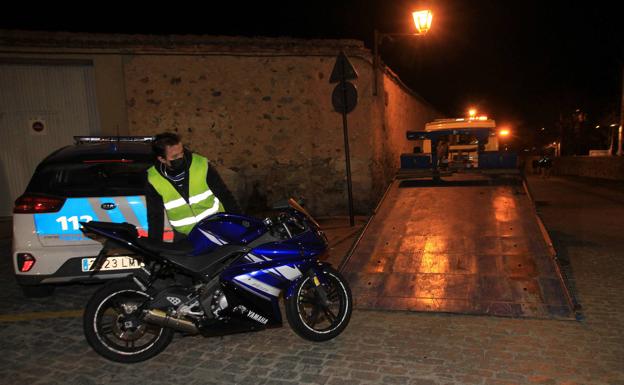 Un motorista herido al chocar con un coche en el cruce de Padre Claret con Coronel Rexach