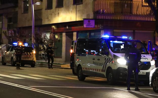 Un detenido tras darse cabezazos contra un vehículo en una discusión y lesionar a un agente de la Policía Local