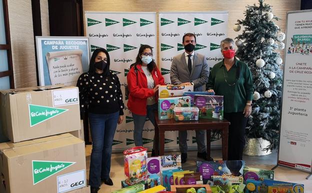 Cruz Roja recibe los juguetes donados por clientes y empleados de El Corte Inglés Salamanca