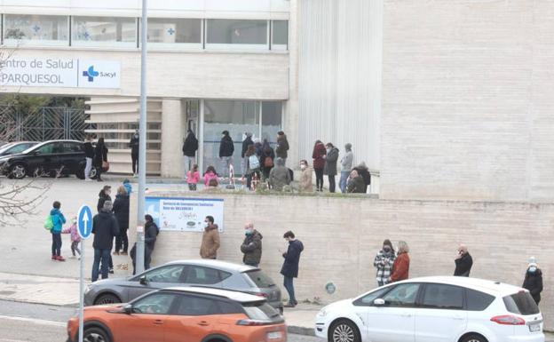 Sacyl equipara la validez del test de antígenos positivos con la PCR para descargar a la Atención Primaria