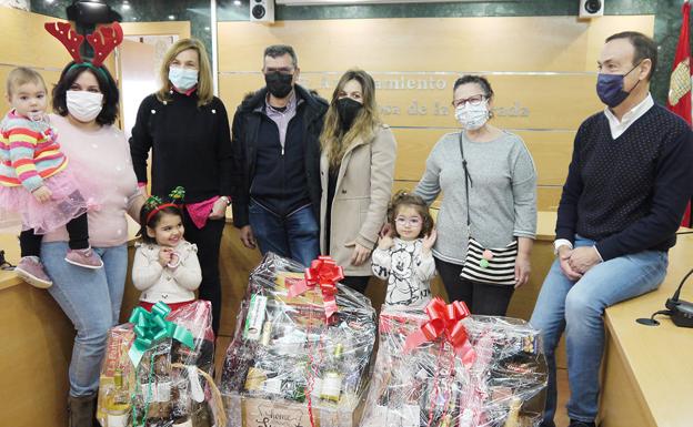 Tres cestas de Navidad para los ganadores del I Concurso de Decoración de balcones de Carbajosa de la Sagrada