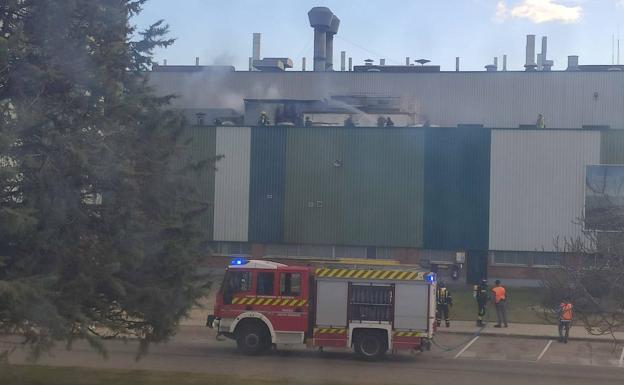 Los bomberos de Palencia sofocan un incendio en la planta de Renault en Villamuriel