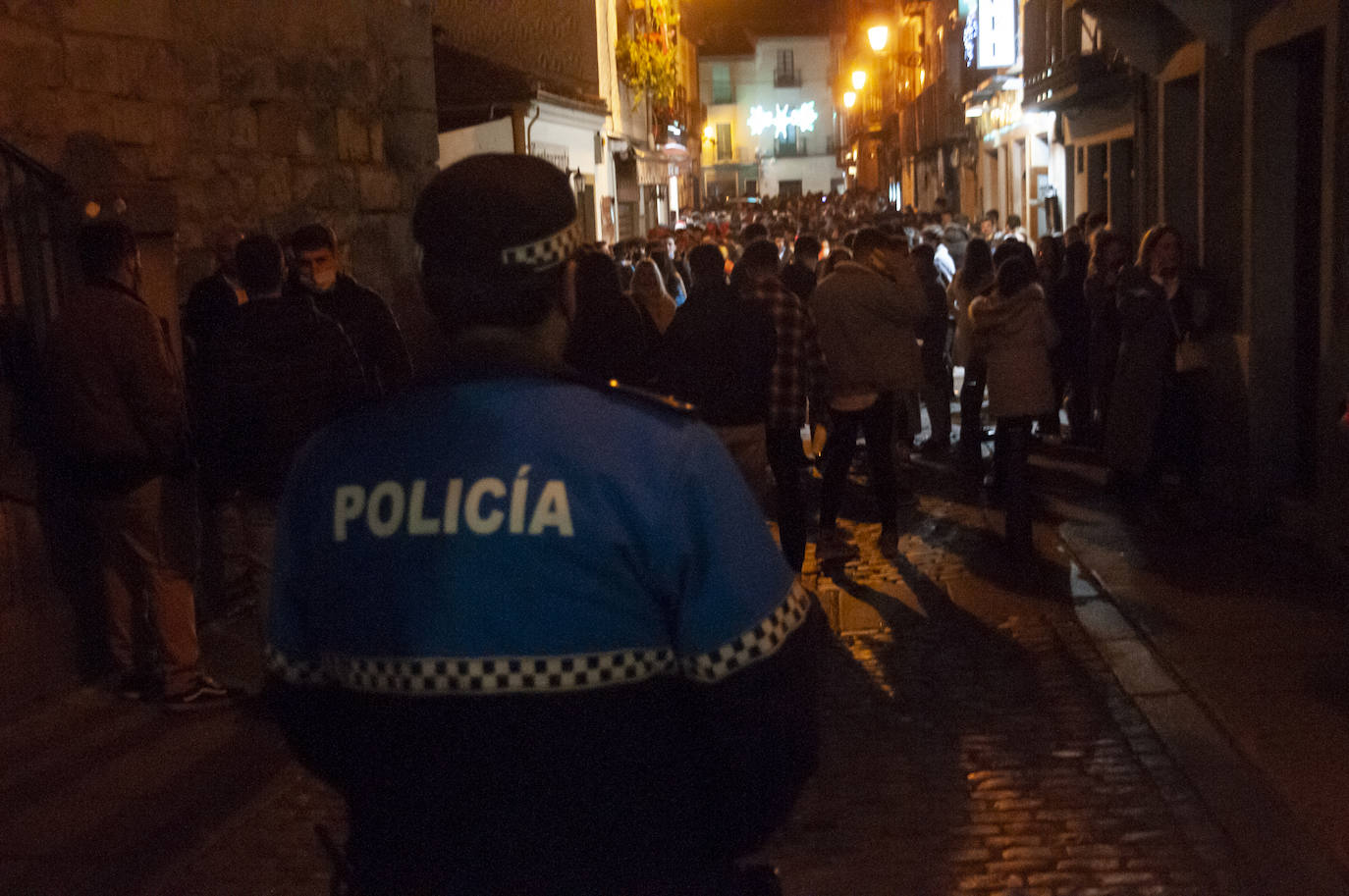 Cientos de personas celebran la Tardebuena en la Calle de los Bares