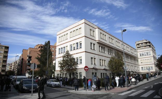 Siguen las largas colas en el punto de detección covid de la calle Valencia de Salamanca