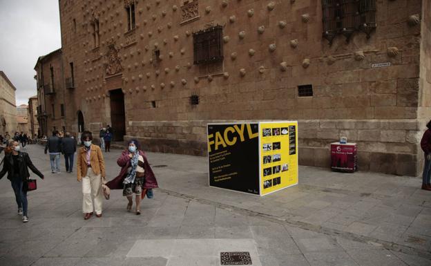Edificios emblemáticos de la Vía de la Plata, entre ellos la Casa de las Conchas se iluminan hacia Santiago
