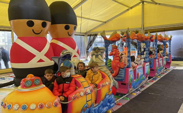Los niños de Guijuelo comparten el tren de la Navidad