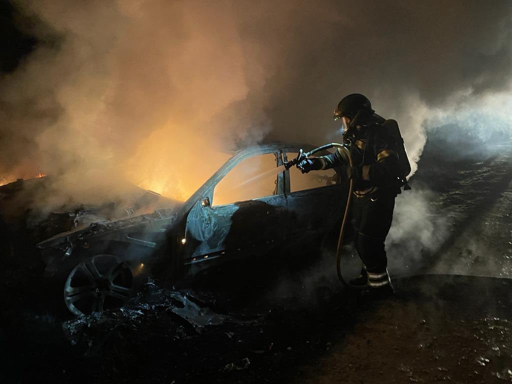 Arde un coche de madrugada en Torrescárcela