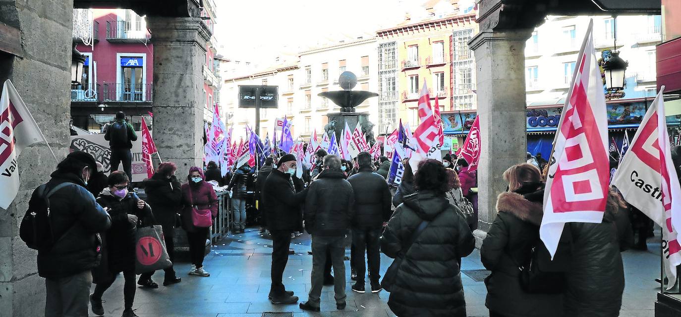 Más de 125.000 trabajadores de Castilla y León dicen adiós a 2021 sin firmar sus convenios colectivos