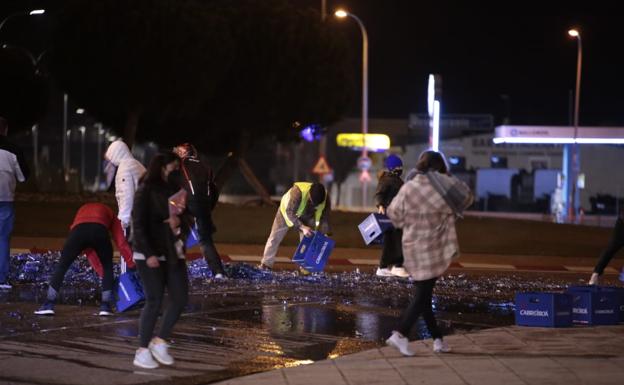 Un camión pierde la carga en la rotonda de Carbajosa