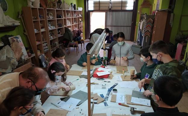 Aprendices de escultor de adornos navideños en Rioseco