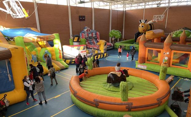 Los más pequeños de la localidad chacinera disfrutan con 'GuijueloDiver'