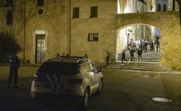 La Policía detiene a un individuo que intentó agredir a los agentes y llevaba una mano ensangretada