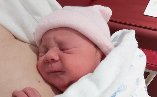 Elba y Santiago, última y primer bebé en nacer del año