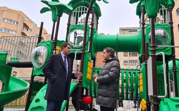 La zona de juegos infantiles en la Plaza del Campillo renovada, ampliada y lista para su uso público