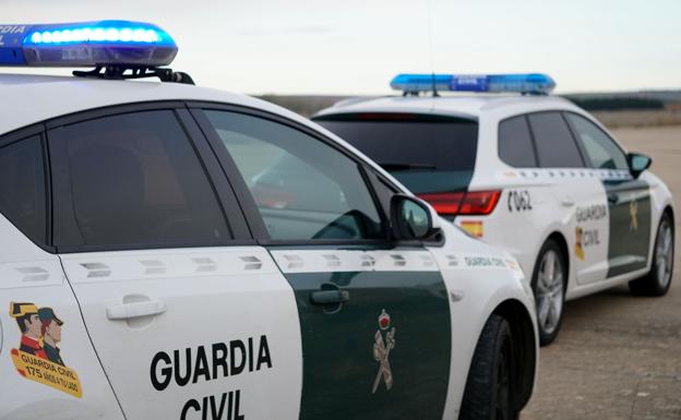 Detenido en La Bureba por ocultar en su ropa dos cuchillos de más de quince centímetros