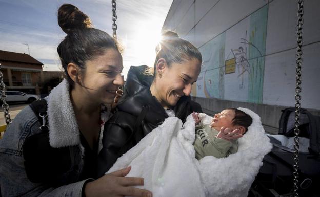 La dos madres de Ada: «Empañaron el momento más bonito de nuestras vidas, duele mucho»